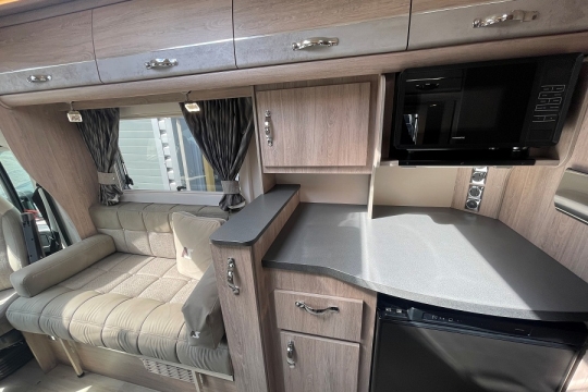 auto-sleepers-broadway-eb-interior-overview.jpg