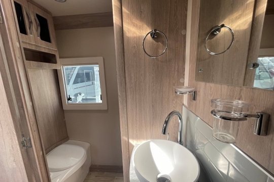 auto-sleepers-broadway-eb-interior-bathroom.jpg