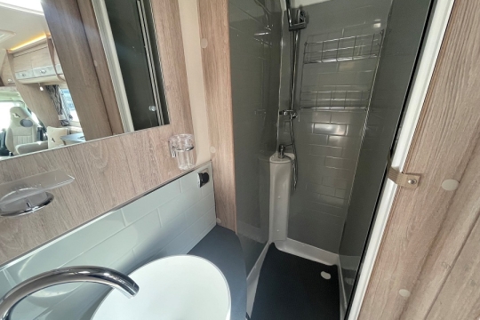 auto-sleepers-broadway-eb-interior-shower.jpg