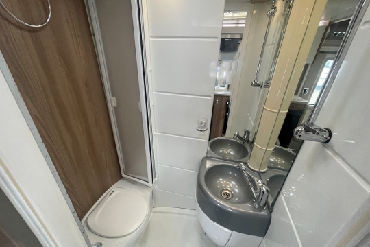 swift-bessacarr-hi-style-496-interior-bathroom.jpg