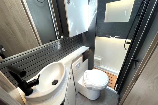 swift-voyager-564-interior-washroom.jpg
