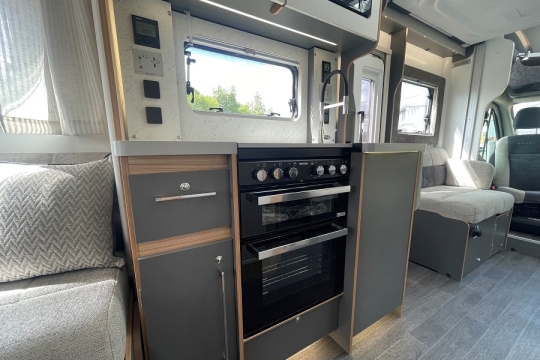 bailey-adamo-75-4-dl-interior-kitchen.jpg