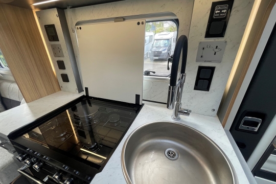 bailey-adamo-75-4-dl-interior-kitchen-top.jpg