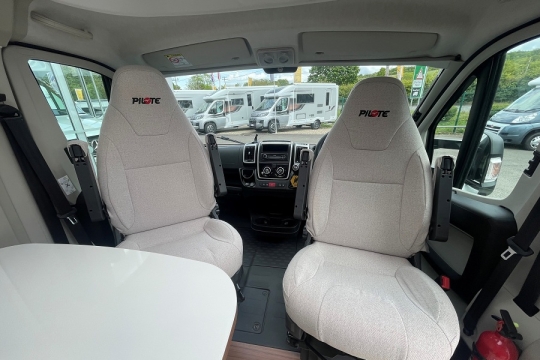 pilote-sensation-p650-interior-cab.jpg