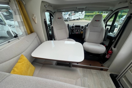 pilote-sensation-p650-interior-front-lounge.jpg