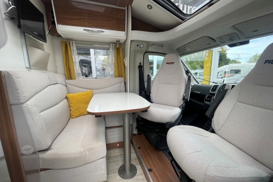 pilote-sensation-p650-interior-living-area.jpg