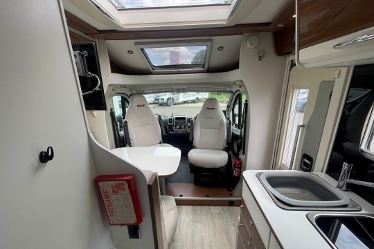 pilote-sensation-p650-interior-to-front.jpg