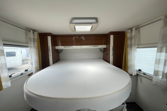 pilote-sensation-p650-interior-bed.jpg