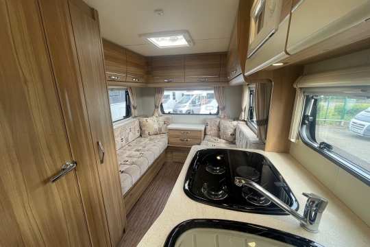 elddis-majestic-195-interior-kitchen-to-back.jpg