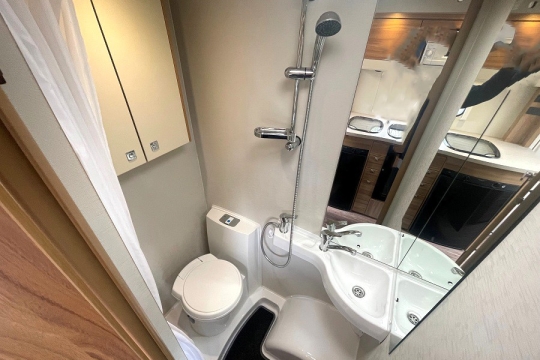 elddis-majestic-195-interior-washroom.jpg