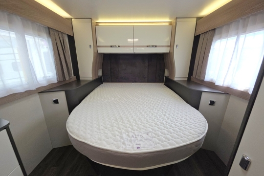Swift-Voyager-494-Interior-Fixed-Bed.jpg