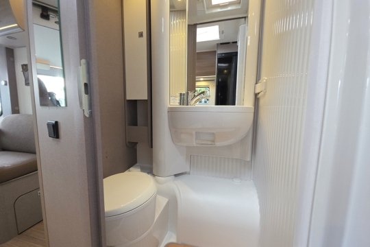 Etrusco-I-6900-SB-Interior-Bathroom.jpg