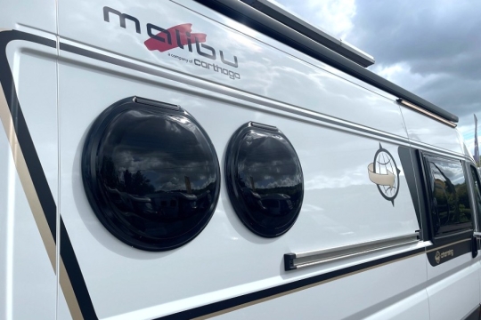 malibu-first-class-gt-sky-view-640-LE-RB-exterior-side-porthole-windows.jpg