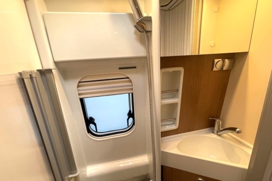 malibu-first-class-gt-sky-view-640-LE-RB-interior-washroom-close.jpg