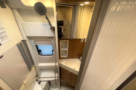 malibu-first-class-gt-sky-view-640-LE-RB-interior-washroom.jpg