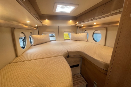malibu-first-class-gt-sky-view-640-LE-RB-interior-bed.jpg