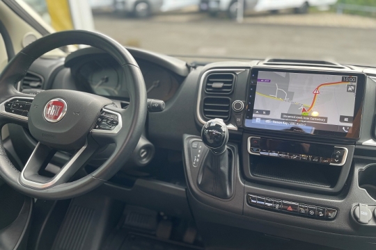 malibu-first-class-gt-sky-view-640-LE-RB-interior-dash.jpg