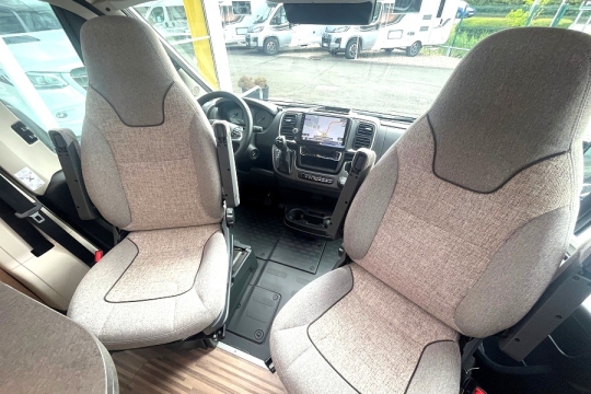 malibu-first-class-gt-sky-view-640-LE-RB-interior-cab.jpg