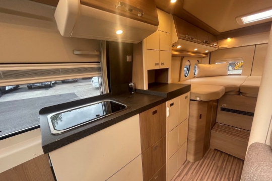 malibu-first-class-gt-sky-view-640-LE-RB-interior-kitchen.jpg