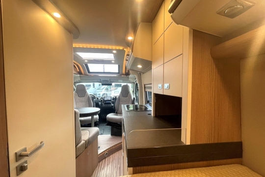 malibu-first-class-gt-sky-view-640-LE-RB-interior-bed-to-front.jpg