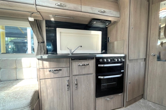 auto-sleepers-broadway-fb-interior-kitchen.jpg