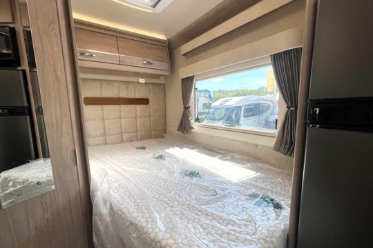 auto-sleepers-broadway-fb-interior-french-bed.jpg