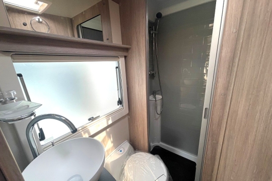 auto-sleepers-broadway-fb-interior-washroom.jpg