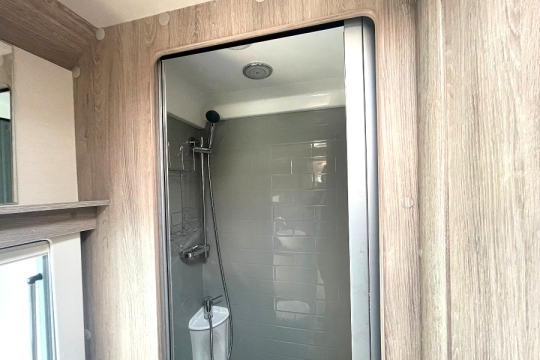 auto-sleepers-broadway-fb-interior-shower-cubicle.jpg
