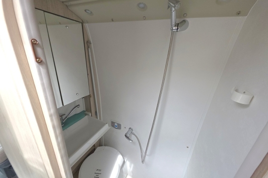 Benimar-Benivan-120-Interior-Shower.jpg