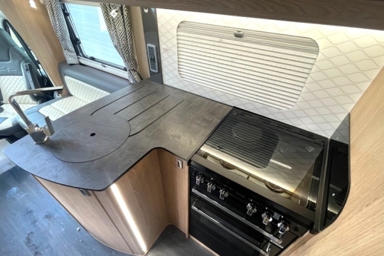 auto-trail-frontier-delaware-interior-kitchen.jpg