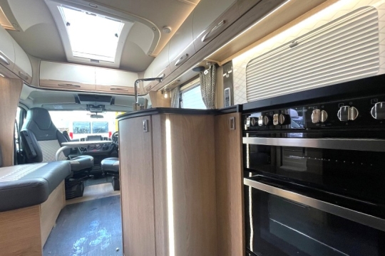 auto-trail-frontier-delaware-interior-kitchen-to-front.jpg