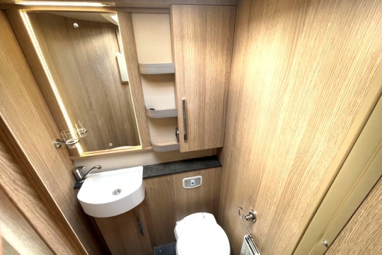 auto-trail-frontier-delaware-interior-washroom.jpg