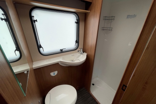 auto-trail-tribute-615-interior-washroom.jpg