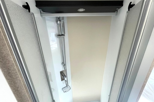 mclouis-fusion-373-interior-shower.jpg