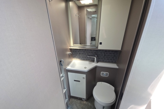 Burstner-Lyseo-Harmony-TD-644G-Interior-Bathroom.jpg