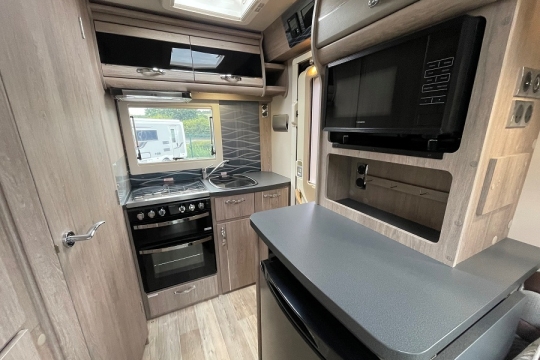 auto-sleepers-bourton-lp-interior-kitchen.jpg