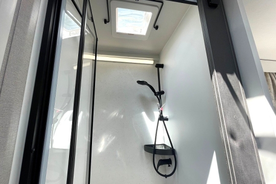 ace-1500-sl-interior-shower.jpg