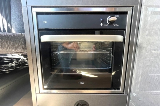 swift-trekker-xl-interior-oven.jpg