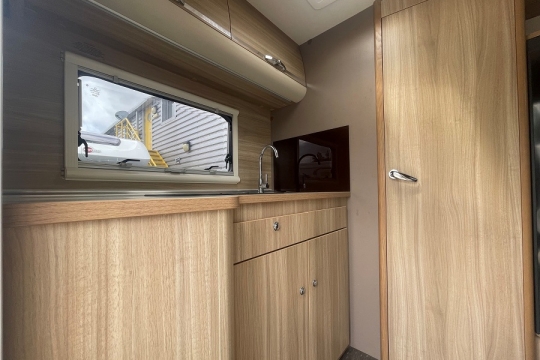 adria-matrix-590-sg-interior-kitchen.jpg