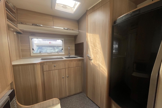adria-matrix-590-sg-interior-kitchen-2.jpg