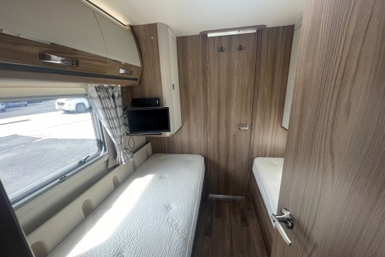swift-bolero-714-sb-interior-bedroom-tv.jpg