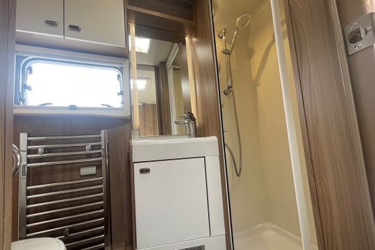 swift-bolero-714-sb-interior-washroom.jpg