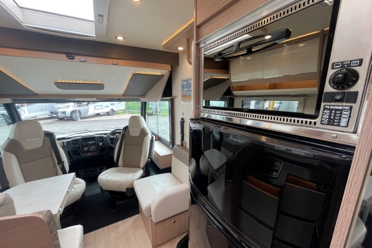 itineo-mb-740-interior-kitchen-to-front.jpg