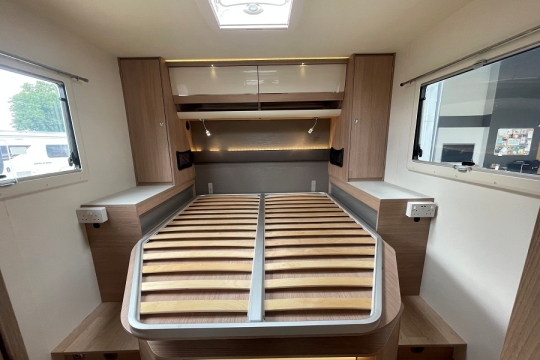 itineo-mb-740-interior-bed.jpg