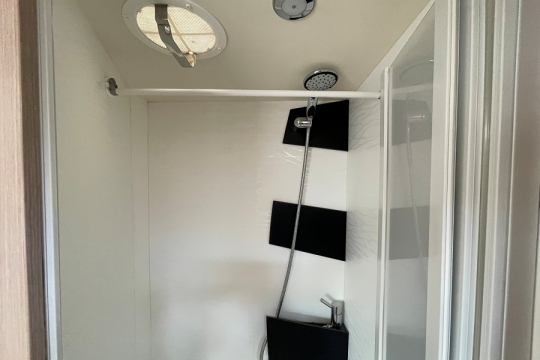 itineo-mb-740-interior-shower.jpg