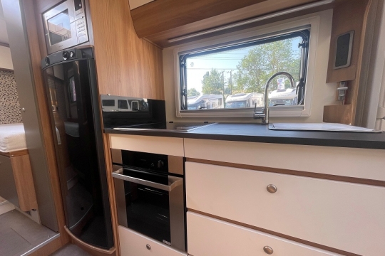 bailey-autograph-79-4T-interior-kitchen-window.jpg