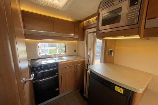 Auto-trail-navajo-interior-kitchen.jpg