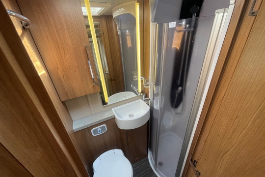 Auto-trail-navajo-interior-washroom.jpg