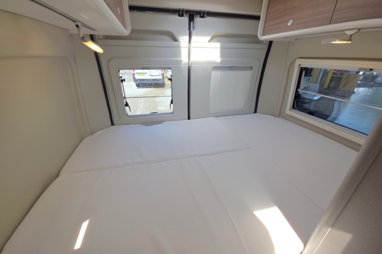 Etrusco-540-DB-Interior-Bed.jpg