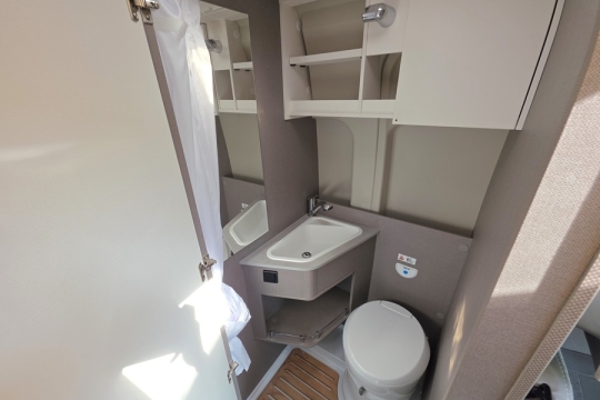 Etrusco-540-DB-Interior-Bathroom.jpg